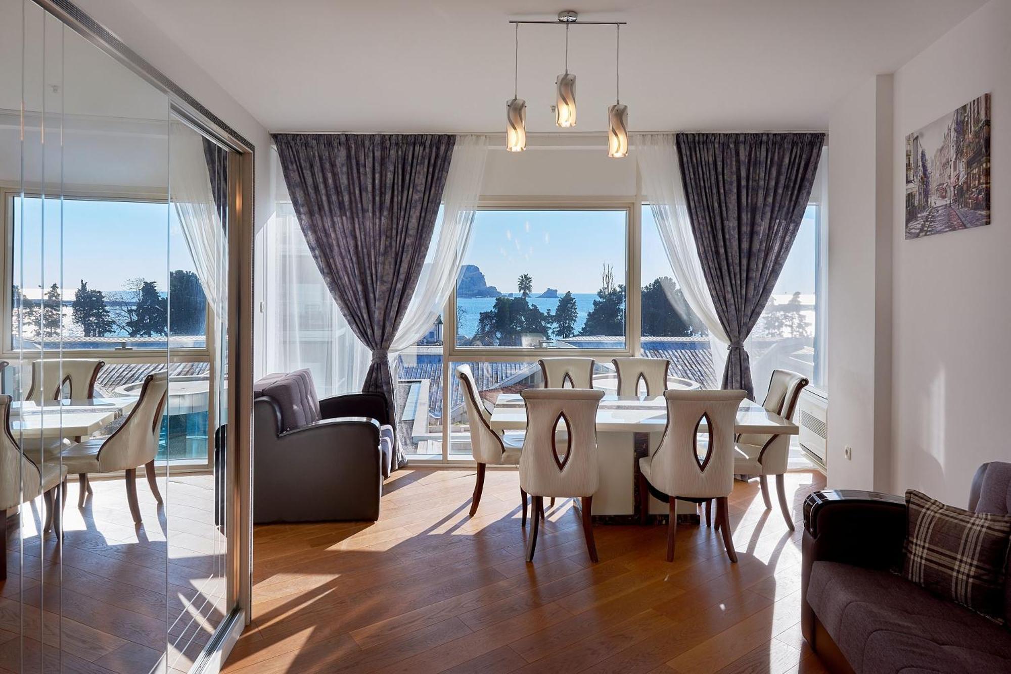 Relax On The First Line In Apartment *
